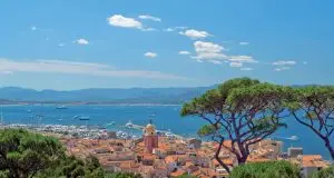 Lire la suite à propos de l’article Saint-Tropez : L’Éclat de la Riviera entre Mythe Éternel et Retraites Privées