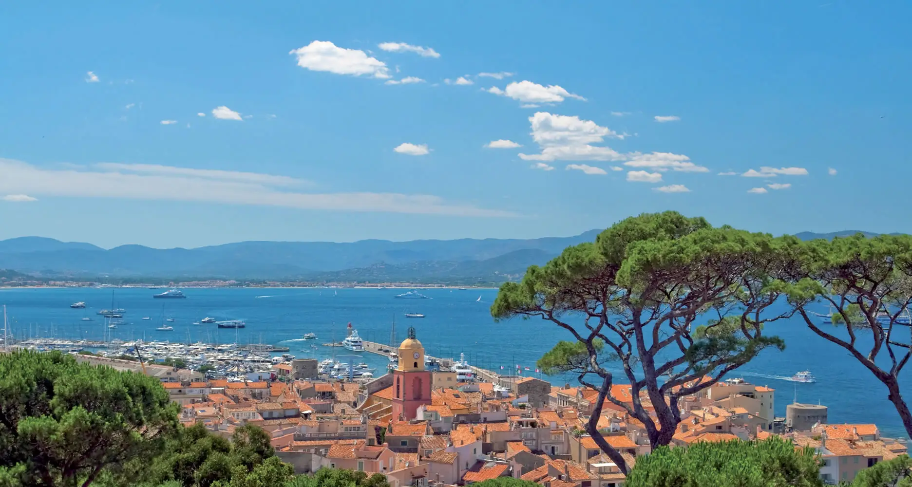 Lire la suite à propos de l’article Saint-Tropez : L’Éclat de la Riviera entre Mythe Éternel et Retraites Privées